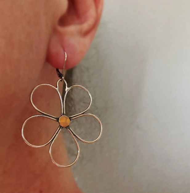E43 Minimalist Flower Design Earrings