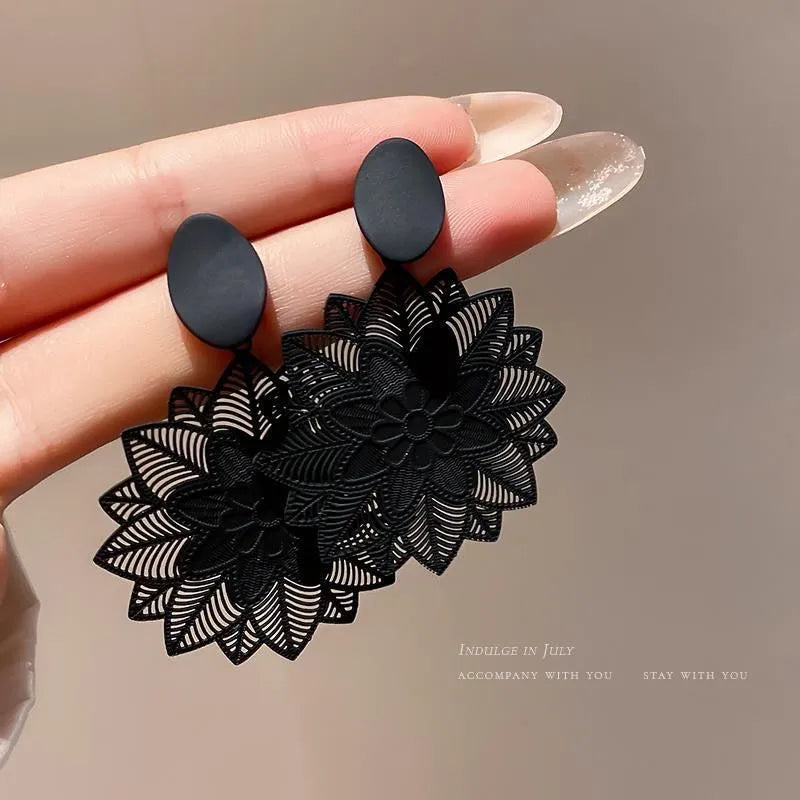 E12 Black Flower Drop Earrings