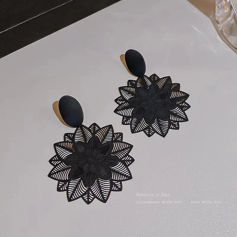 E12 Black Flower Drop Earrings