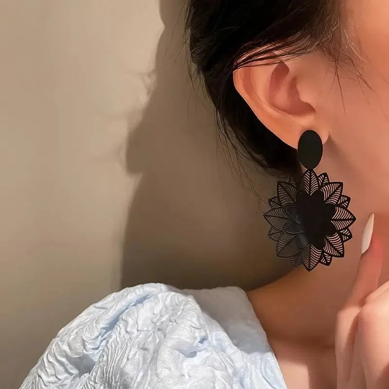E12 Black Flower Drop Earrings